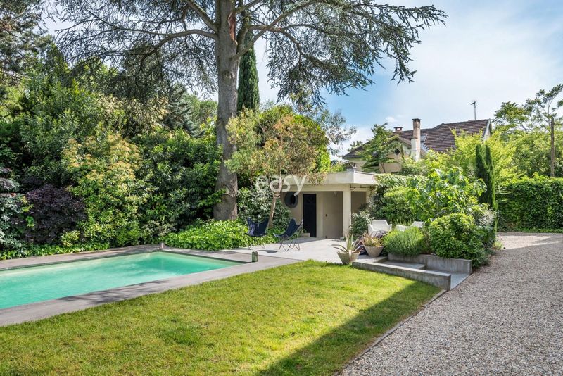 villa with a private swimming pool available for professional shooting sessions in Lyon 69
